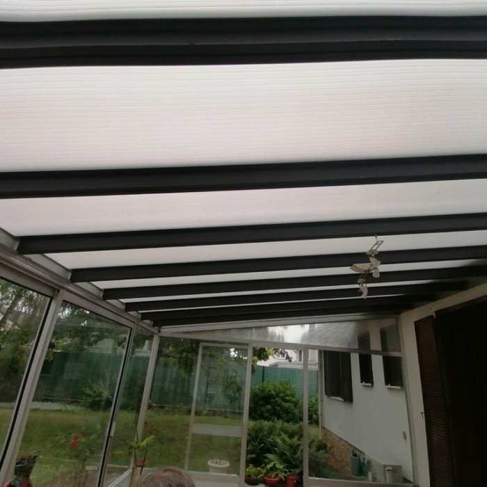 Toiture pergola après nettoyage avec plaque polycarbonate vue intérieure