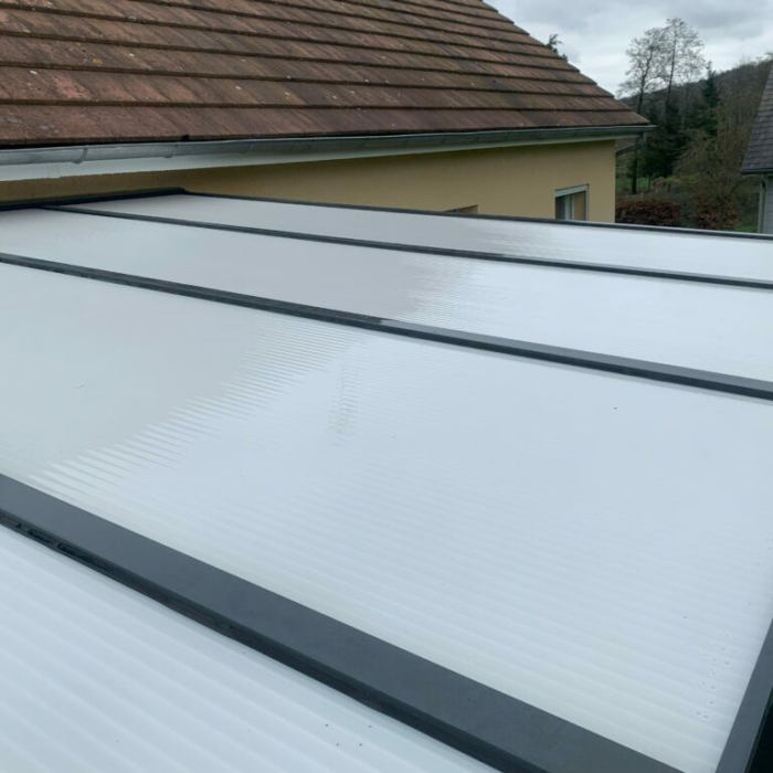 Toiture pergola après nettoyage avec plaque polycarbonate vue extérieure