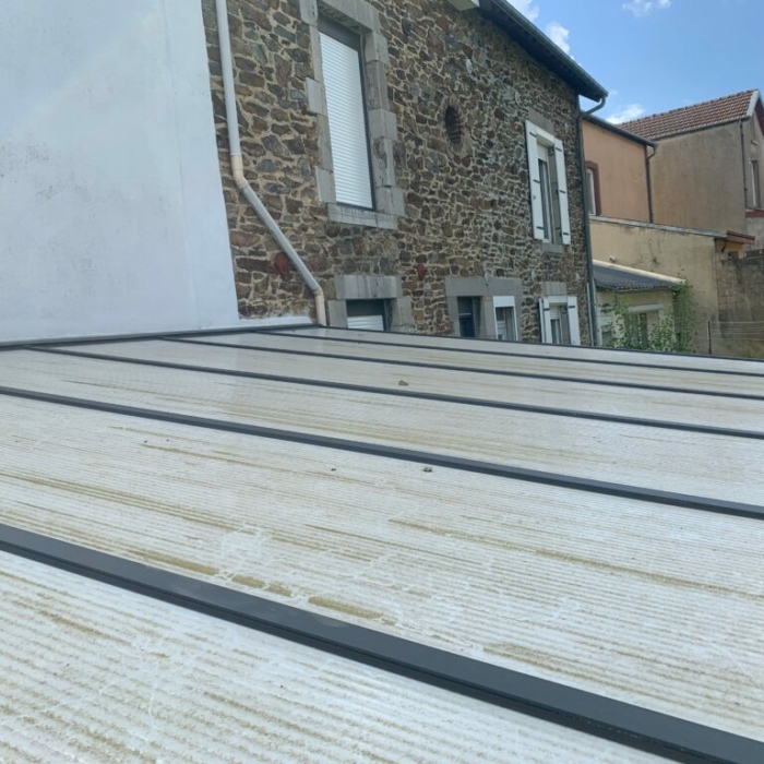 Toiture pergola avant nettoyage avec plaque polycarbonate vue extérieure