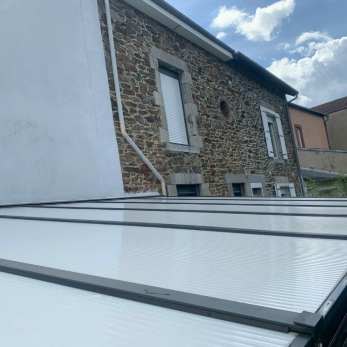 Toiture pergola après nettoyage avec plaque polycarbonate vue extérieure