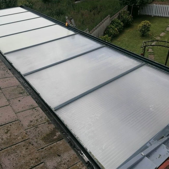 Toiture pergola après nettoyage avec plaque polycarbonate vue extérieure