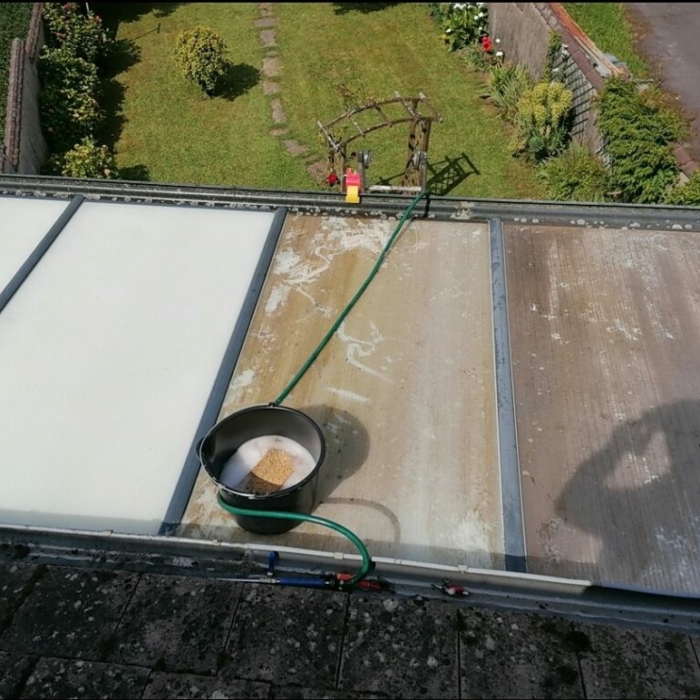 Toiture pergola avant/après nettoyage avec plaque polycarbonate vue extérieure