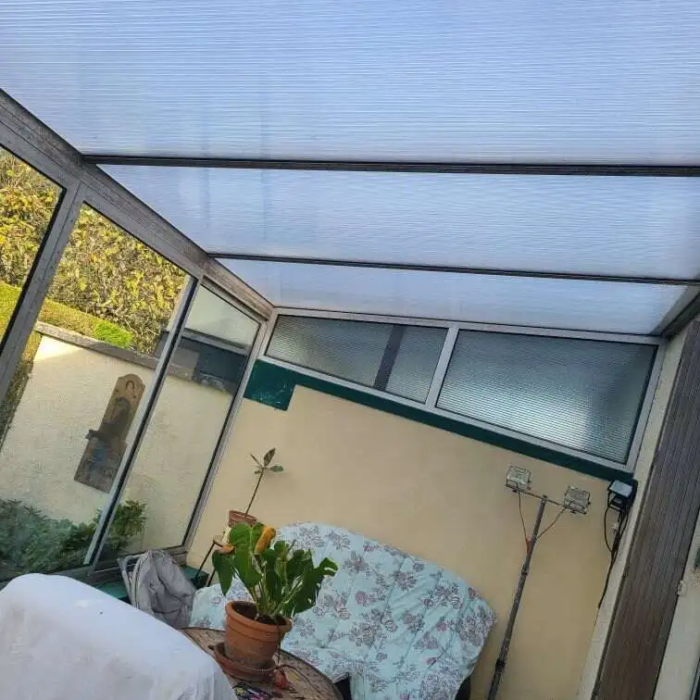 Toiture pergola après rénovation avec plaque polycarbonate vue intérieure