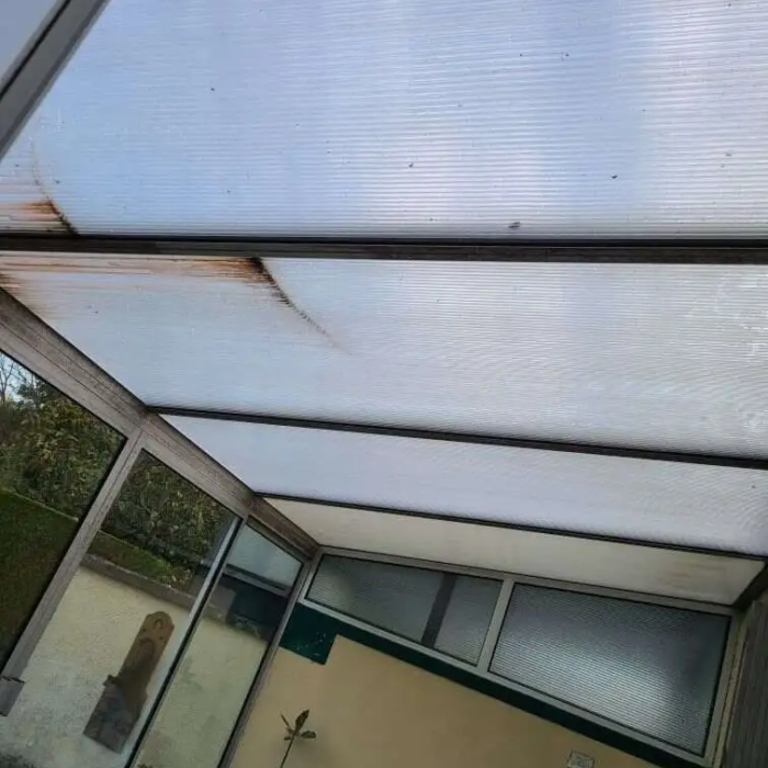 Toiture pergola avant rénovation avec plaque en polycarbonate vue intérieure